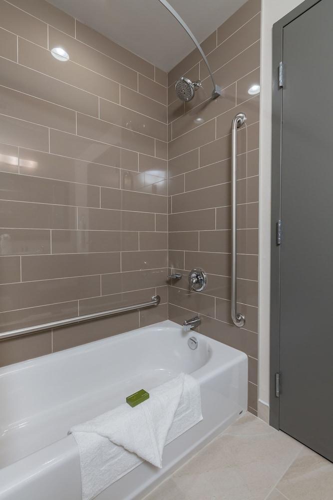 Best Western Plus Chestermere Hotel Extérieur photo